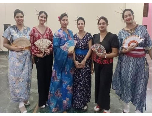 Global-Glamour-A-Fusion-of-Cultures-on-the-Fashion-Runway-4